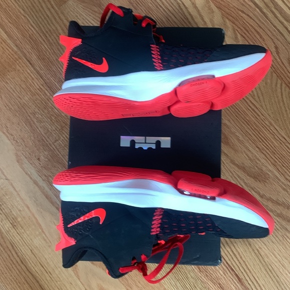 Lebron witness V basketball shoe like new - Picture 4 of 8